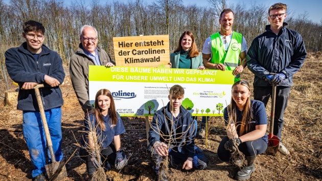Carolinen und Klimawoche Bielefeld starten neue Baumpflanzaktion - Vordere Reihe: Marcel Hasenheit, Charlyn Boese, Elias Neudorf, Ayluna Basustaoglu, Thomas Steg (alle Azubis von Carolinen), hintere Reihe: Pit Clausen (Oberbürgermeister Bielfeld), Saskia Huneke (Marketingleitung Carolinen), Jens Ohlemeyer (Vorstandsvorsitzender Klimawoche Bielfeld) - jeweils v.l.n.r. - Quelle: Sarah Jonek/Carolinen